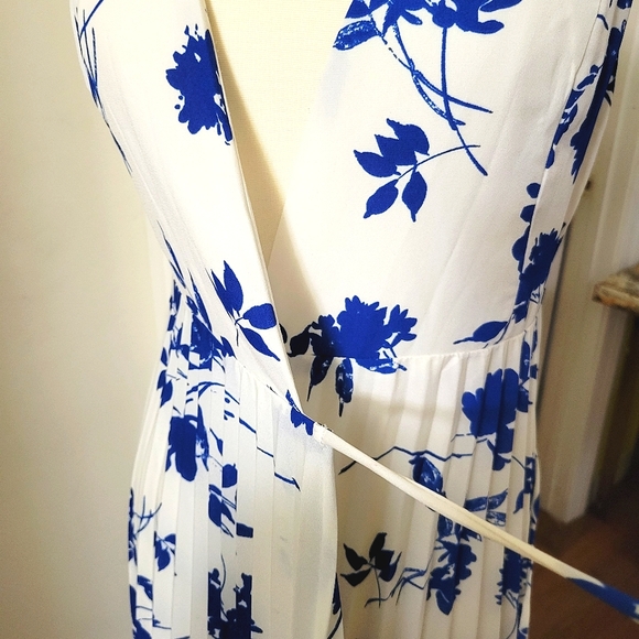 Lulu's Beautiful Lindsie Blue & White Floral Pleated Wrap Maxi Dress size small - Picture 10 of 16
